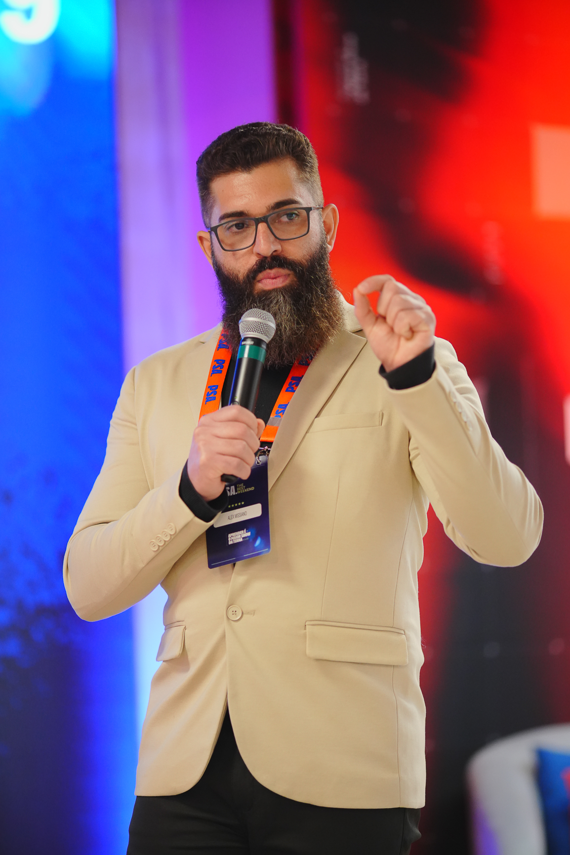 Alex Missiano gesticulando enquanto conduz uma palestra.