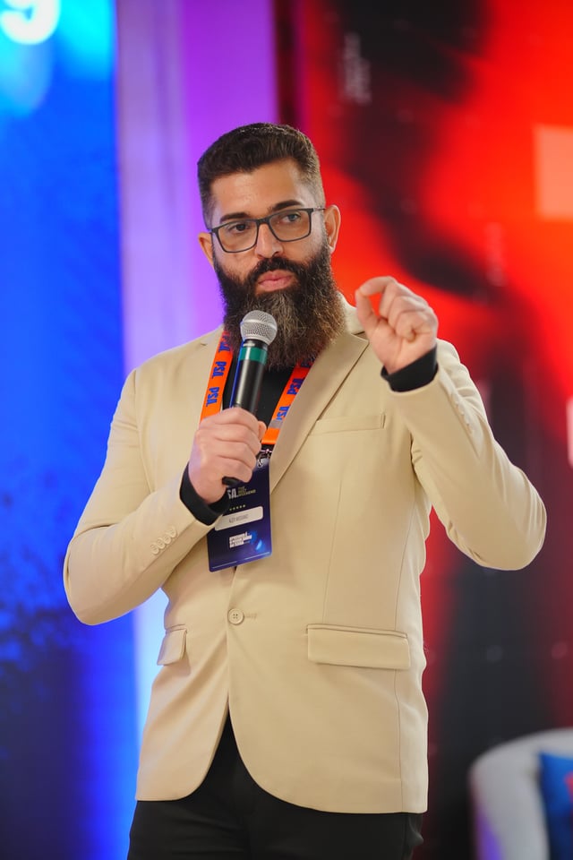 Alex Missiano gesticulando enquanto conduz uma palestra.