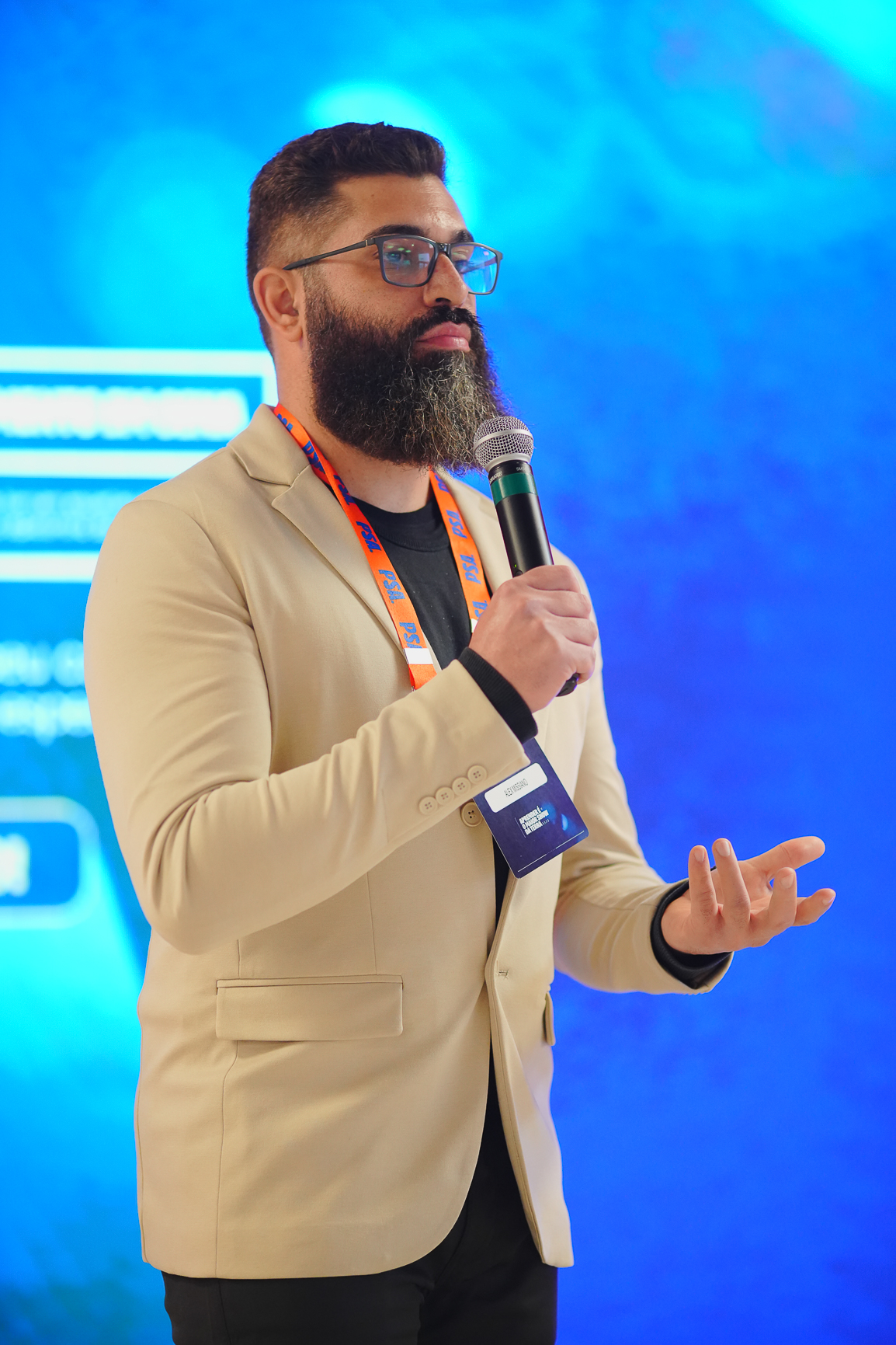 Alex Missiano apresentando conteúdo sobre liderança no palco.